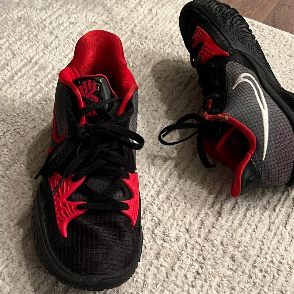 Nike Men Size 9 - Nike Kyrie Low 4 Bred Black/White/University Red - Picture 5 of 13